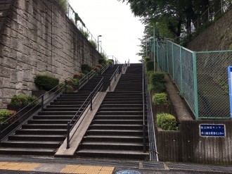 エレベーターが設置される県立体育センターに至る階段
